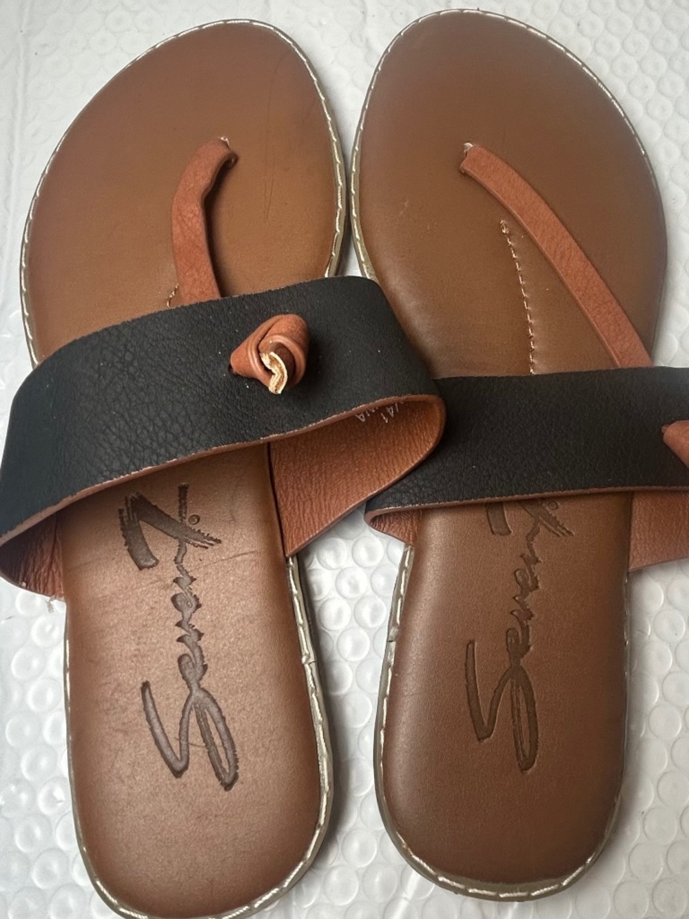 Seven7 Navo1 Womens T-Strap Sandals Flat Thong Flip Flops Black Tan Sz 10 EU 41